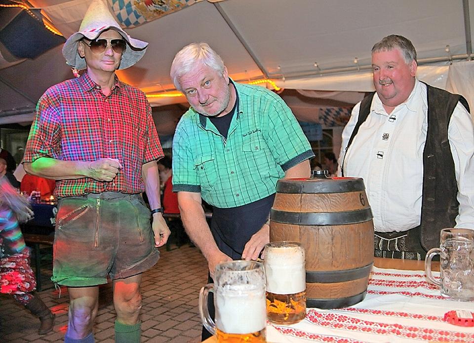 Oktoberfest Frank Schütz (M.), "Finanzminister" im Nochtener Dorfclub, übernahm in diesem Jahr den Fassbieranstich. Foto: mat1